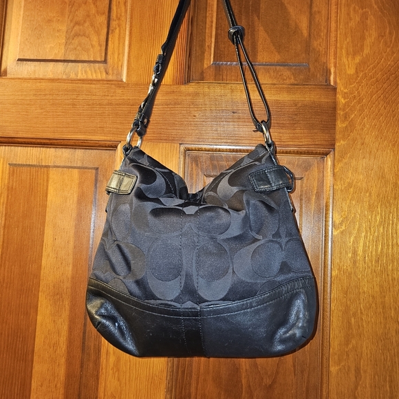Black Chain-Accent Shoulder Bag - Picture 5 of 6